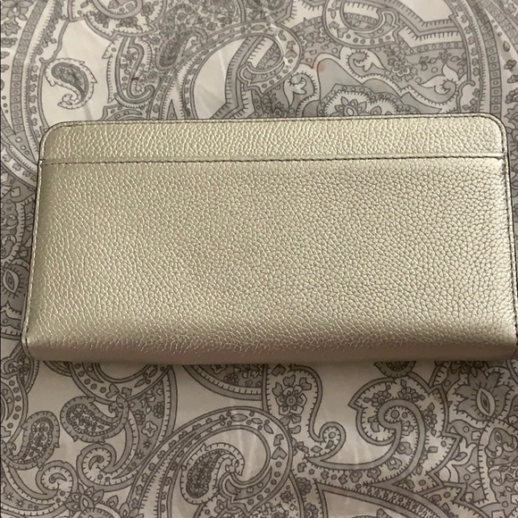 NWT Kate Spade neda embossed logo silver wallet - Picture 2 of 4